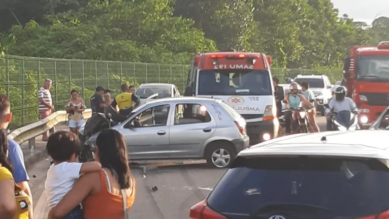 Colisão entre veículos deixa ferido na Av. João Paulo II