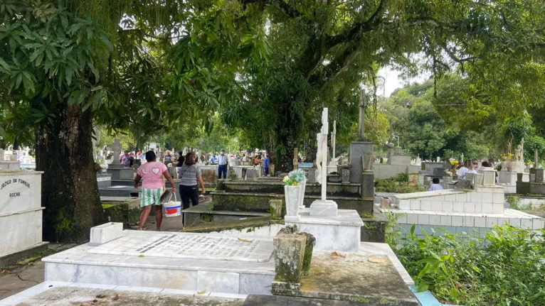Dia das mães: cemitério Santa Isabel amanhece movimentado
