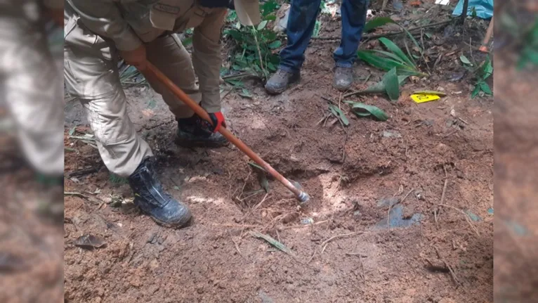 Os corpos estavam na mesma cova, cobertos com terra e folhagem e foram encontrados próximo ao local onde o grupo estava caçando