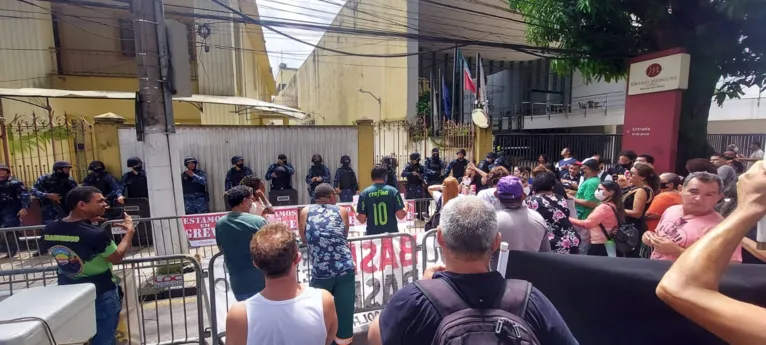 Manifestantes estão na frente do gabinete