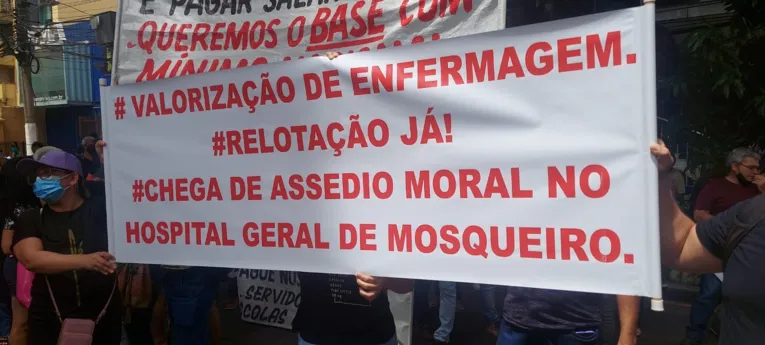 Manifestantes estão na frente do gabinete