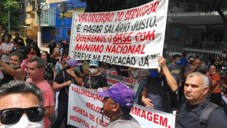Manifestantes estão na frente do gabinete