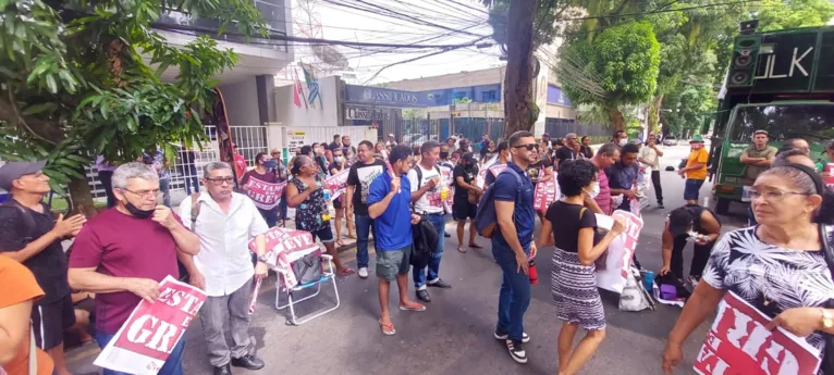 Manifestantes estão na frente do gabinete