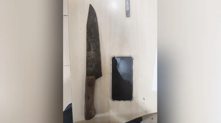 A faca usada no assalto e o celular recuperado