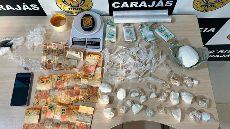 Mais de 100 papelotes de crack e 457 de cocaína, além de outros materiais apreendidos com o acusado