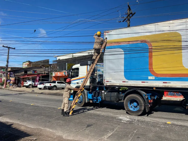 Militares do Corpo de Bombeiros atuam no local