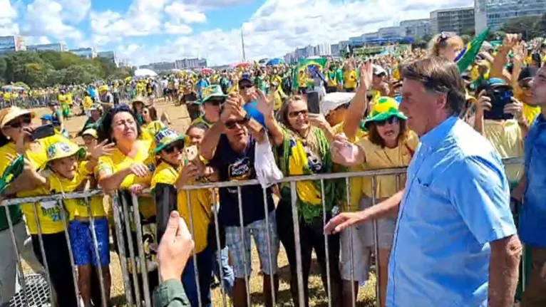 Bolsonaro participa de ato esvaziado contra STF em Brasília