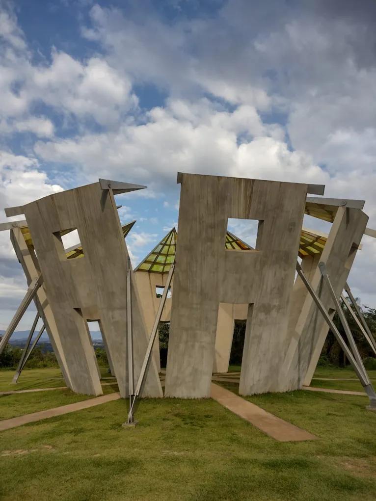 Inhotim: natureza viva, arte desafiadora 