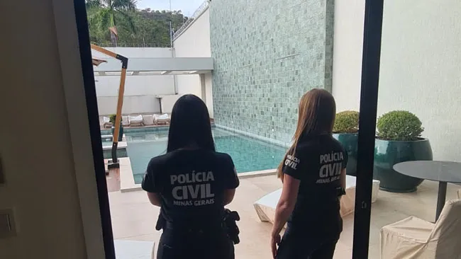 Policiais observam área de lazer de uma das casas investigadas pela Operação Mercadores do Templo