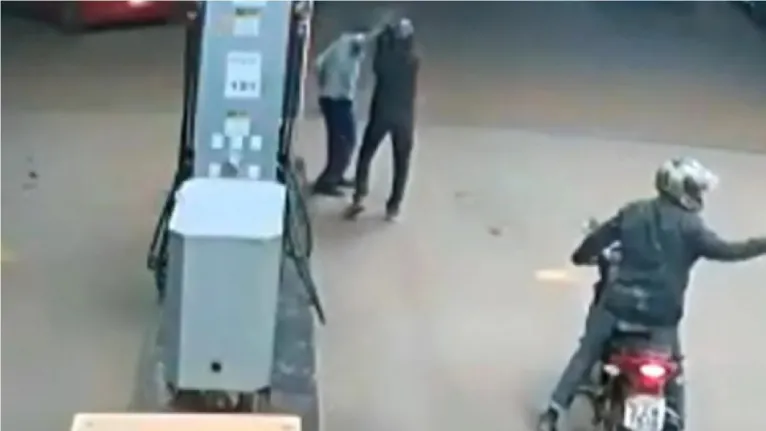 Funcionário de um posto de gasolina é atingido na cabeça e sai andando logo em seguida