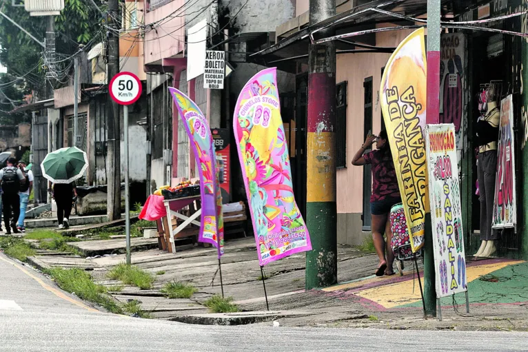 Até faixas publicitárias atrapalham o tráfego nas vias da cidade