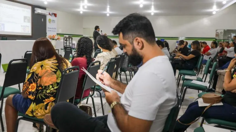 Servidores e políticos participaram da formação