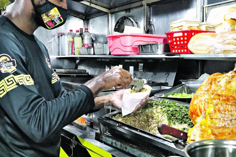 os chapinhas normalmente enchem o pão com vários produtos que deixam o lanche mais gostoso