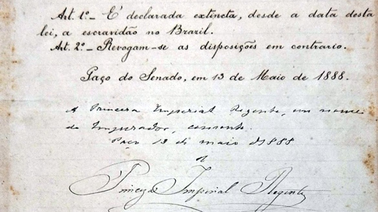 "Lei Áurea" foi promulgada em 13 de maio de 1888, extinguindo a escravidão no Brasil