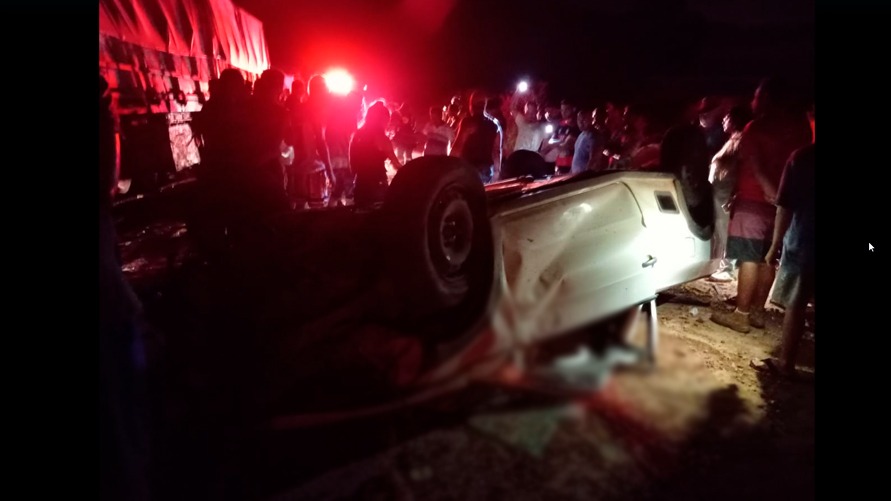 Carro capotou após bater no barro que estava na pista