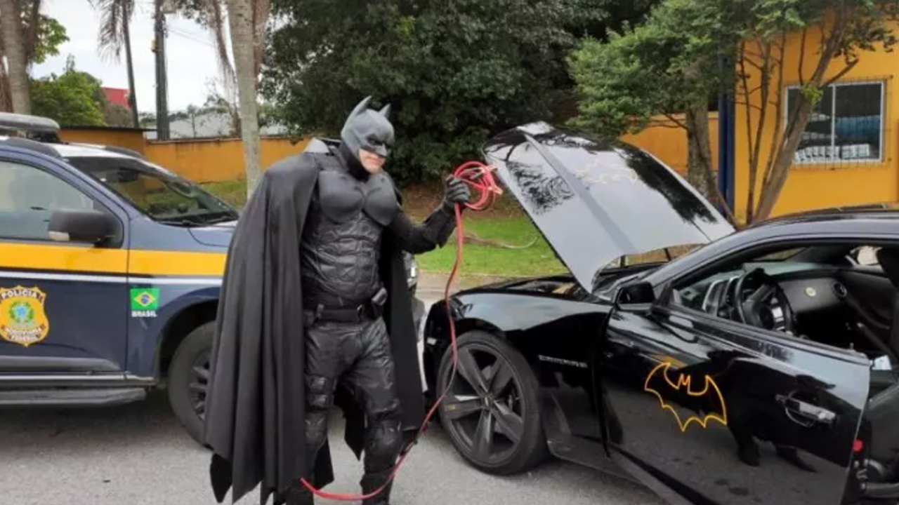 Batman fica no "prego" em plena BR e é salvo por policiais rodoviários federais