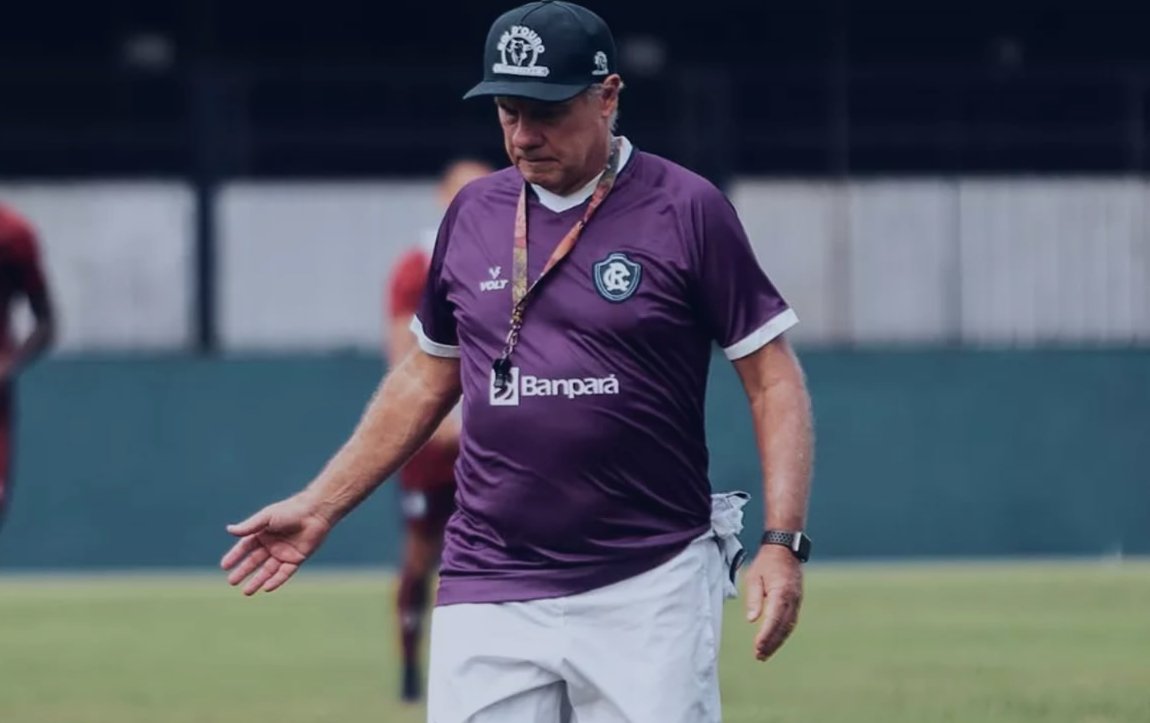 Paulo Bonamigo é alvo de críticas de torcedores do Azul