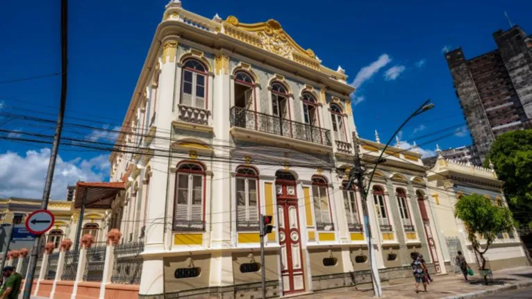 O Centro Cultural Palacete Faciola é reintegrado ao cenário de Belém após completa restauração.