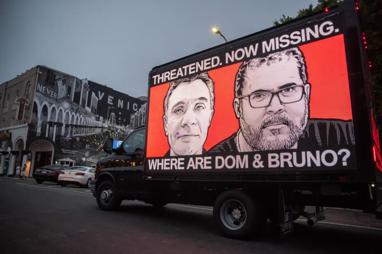 Caminhões com telas exibem imagem e mensagens sobre desaparecidos, pelas ruas de Los Angeles (EUA), onde ocorre a Cúpula das Américas.