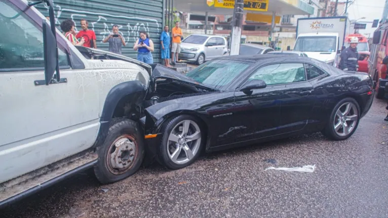 Motorista bate Camaro em caminhão e fica gravemente ferido