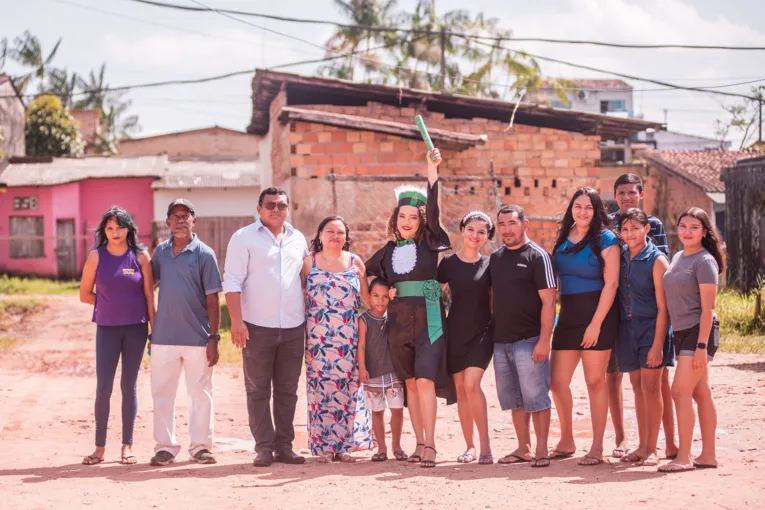 Lais também publicou foto com familiares no bairro onde morava