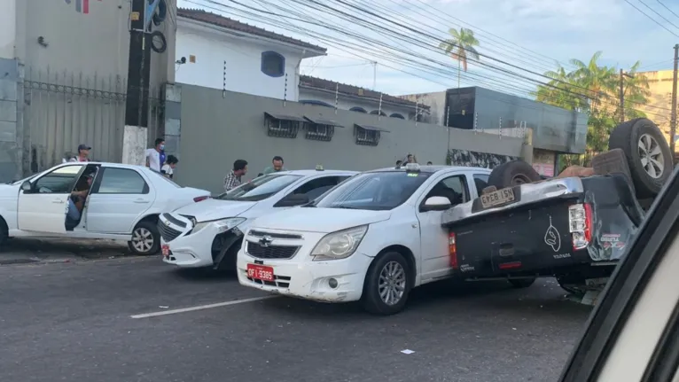 Belém: acidente termina com carro capotado e pessoas feridas