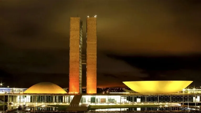 Congresso Nacional com as cores laranja para chamar a atenção para o abate de jumentos.