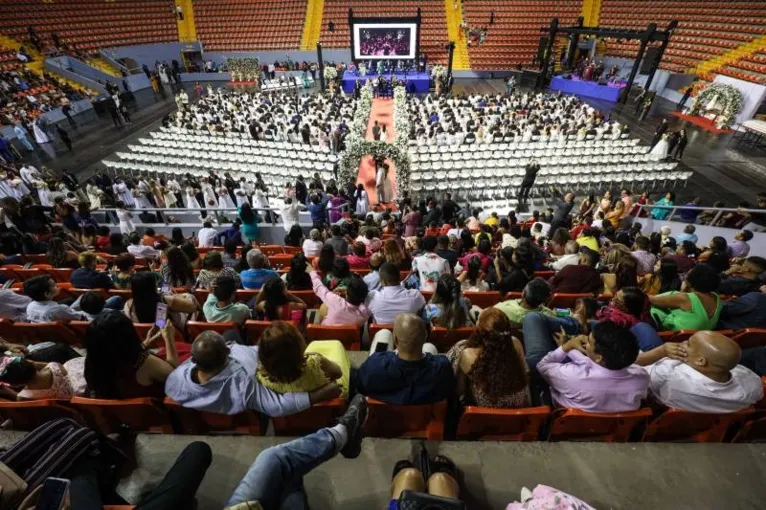 Helder Barbalho participa da união de 325 casais em Belém
