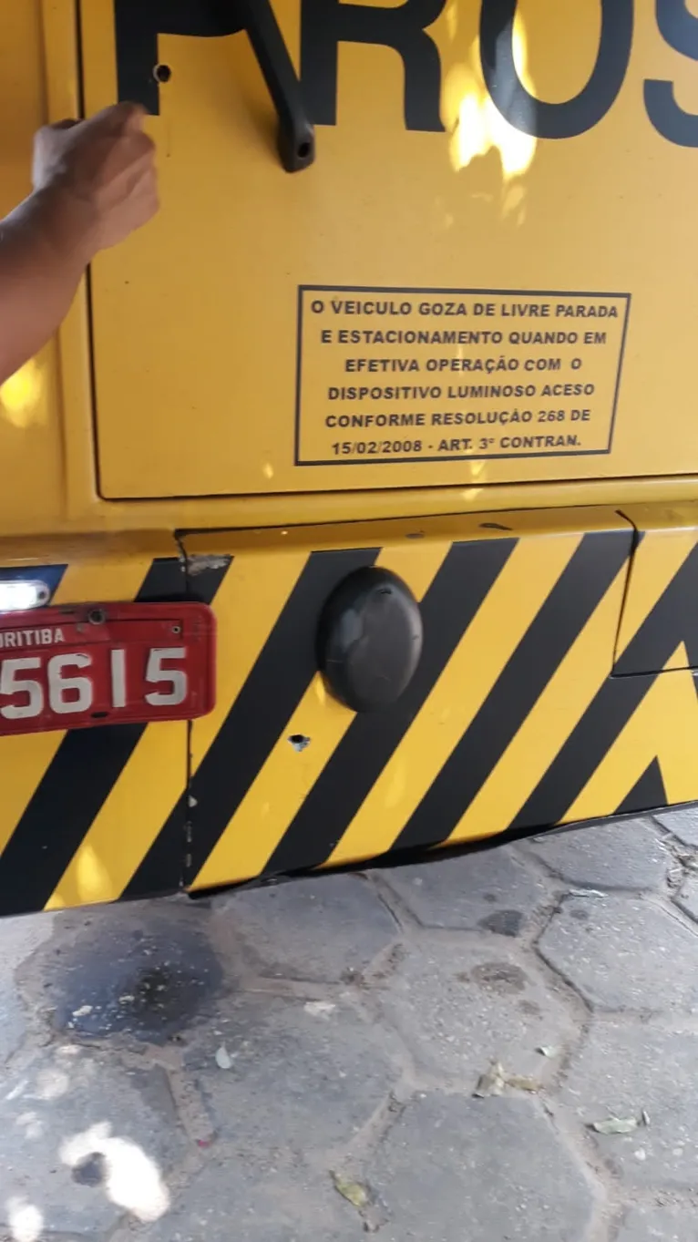 Marcas de tiros na lataria do carro-forte.