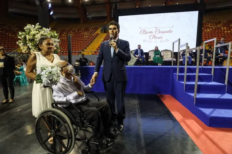 Helder Barbalho participa da união de 325 casais em Belém