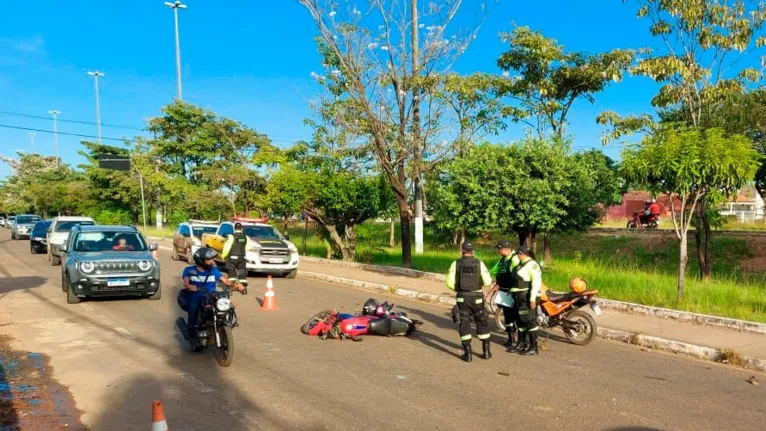 Agentes de trânsito estiveram fazendo o levantamento de local