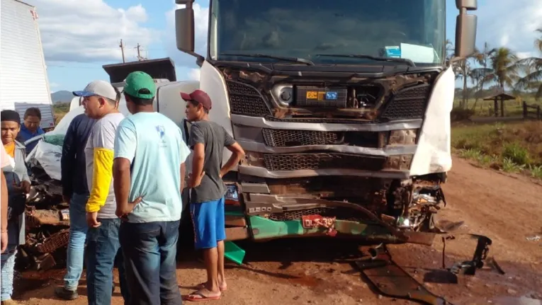 Caminhão fez uma ultrapassagem e não viu o veículo vindo por conta da poeira