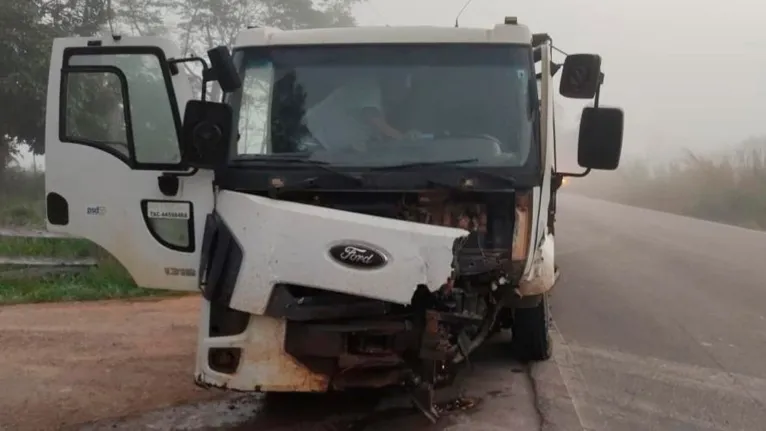 Batida foi tão forte que frente do camihão ficou destruída