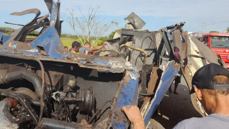 O carro-forte ficou destruído pela explosão, mas não houve feridos.