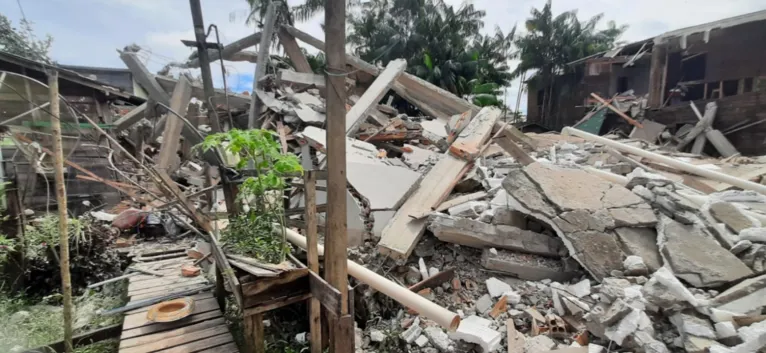 Casas vizinhas e uma motocicleta foram atingidas