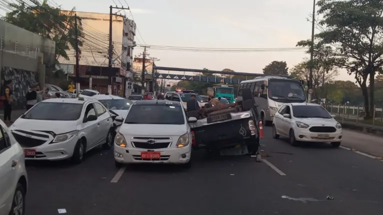 Belém: acidente termina com carro capotado e pessoas feridas