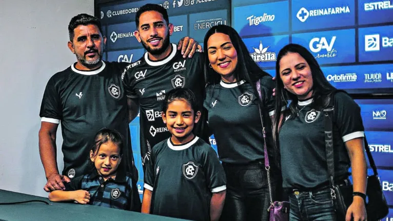 Leandro Carvalho ao lado da família, em sua apresentação pelo Remo.