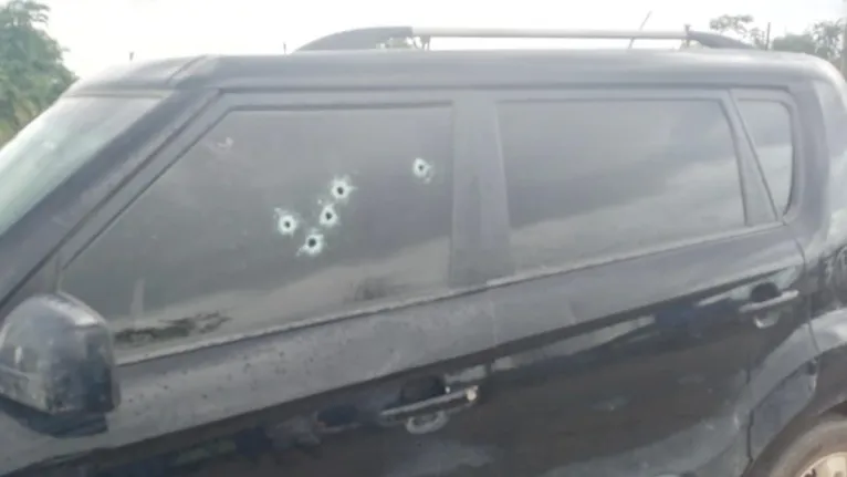 Marcas de tiros ficaram marcadas no veículo
