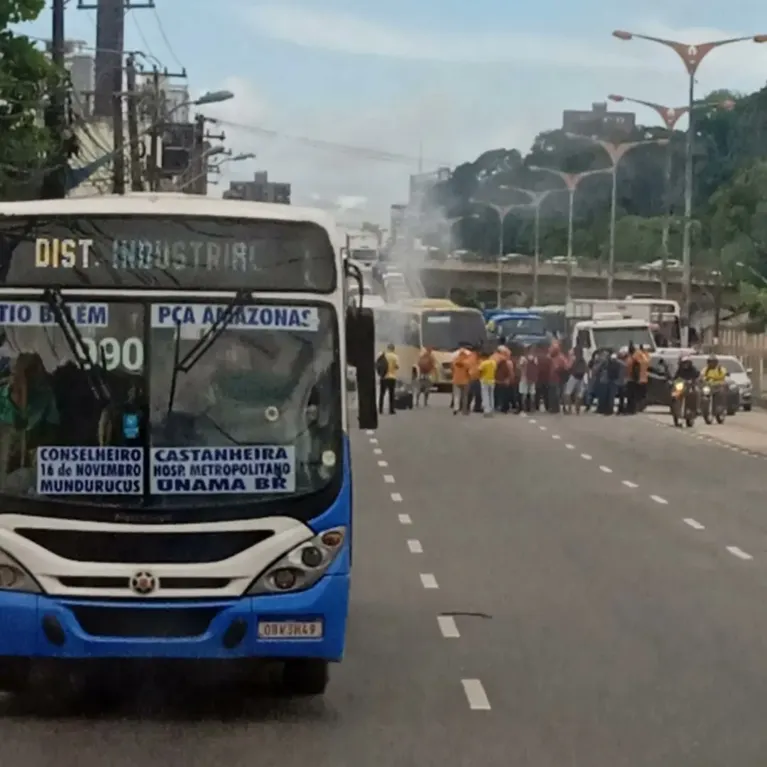 Apenas a pista exclusiva do BRT permanece liberada pelos manifestantes.