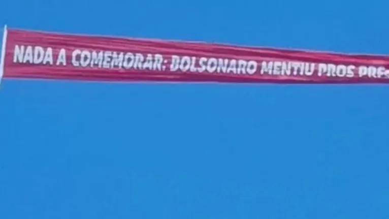 Faixa crítica a Bolsonaro sobrevoa comemoração da PRF