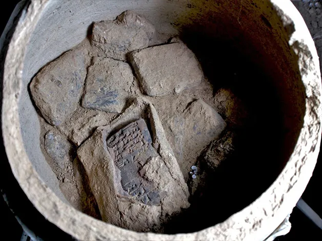 Algumas das tábuas com escritas cuneiformes descobertas dentro dos jarros encontrados