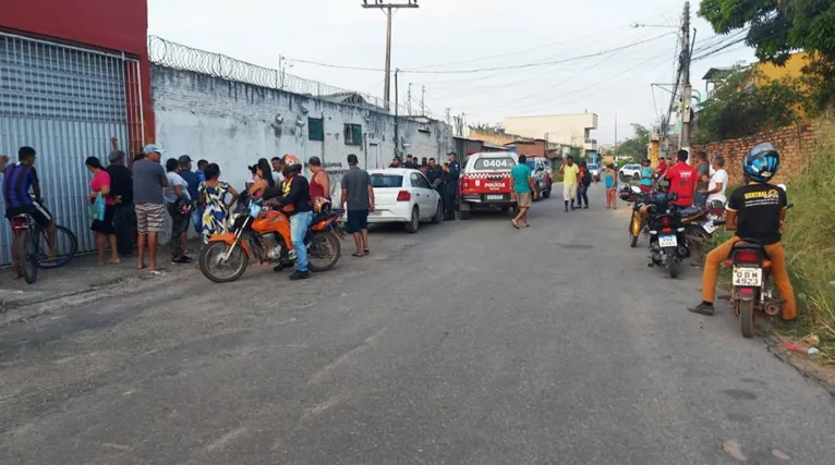 Policiais militares preservam o local do crime