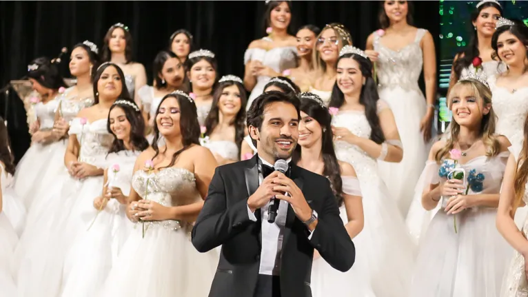 Baile das Flores reúne 44 debutantes na Assembleia Paraense