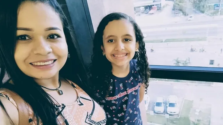 Mãe e filha durante passeio em shopping de Marabá