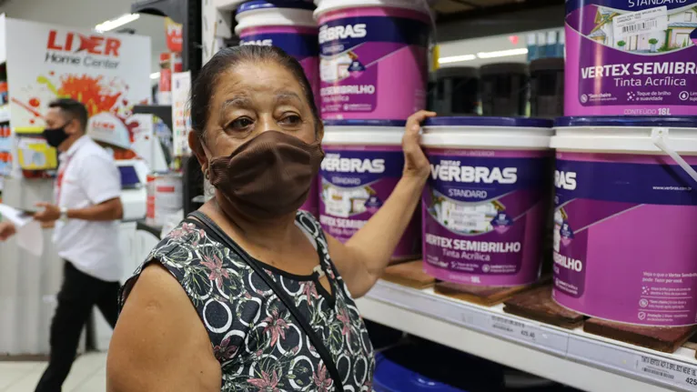 Dona Maria de Nazaré está em busca dos produtos mais em conta que garantiu no Líder Home Center