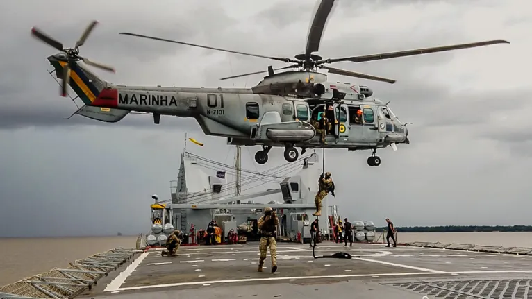 A Marinha do Brasil realizou treinamento na Praia do Amor, em Outeiro.