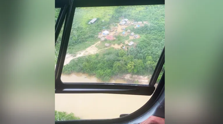 O acesso às terras é de difícil acesso feito somente por meio aéreo