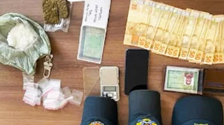 Em poder dos dois os policiais militares encontraram cocaína, maconha, balança de precisão, dinheiro e material para  embalagem de drogas.
