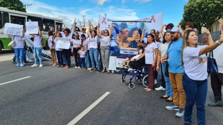 Cerca de 60 manifestantes fecharam a avenida Almirante Barroso na manhã desta quarta (8)