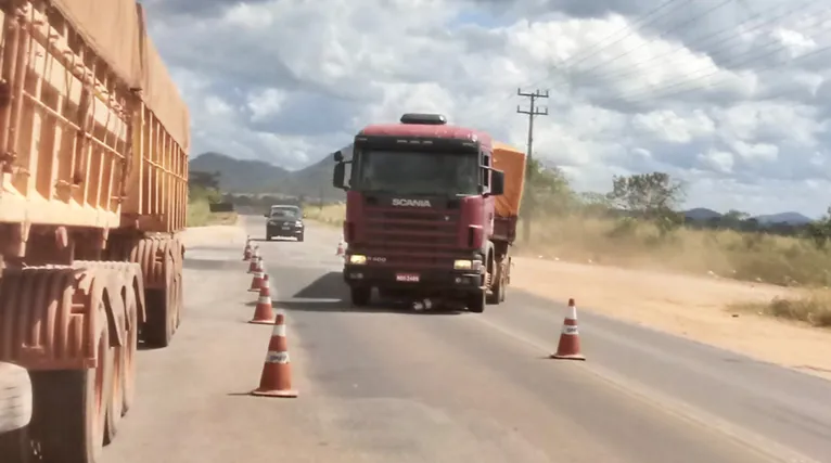 Caminhoneiro teria desviado e avançado sem parar no posto de fiscalização